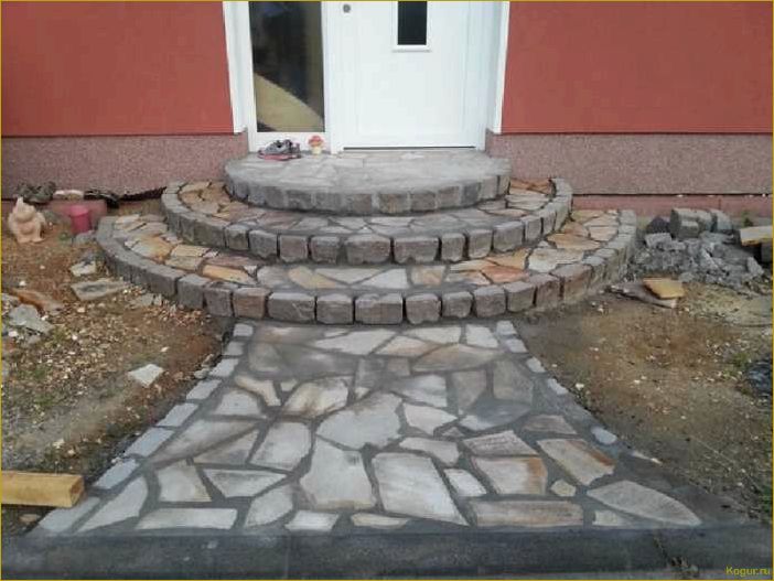 Элитное бетонное крыльцо украсит дом на дачном участке